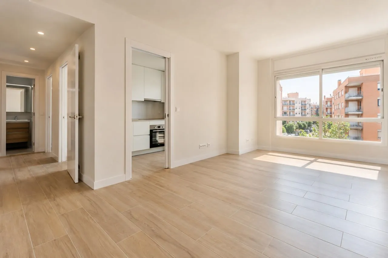 Salón de vivienda tras una reforma integral con suelo nuevo